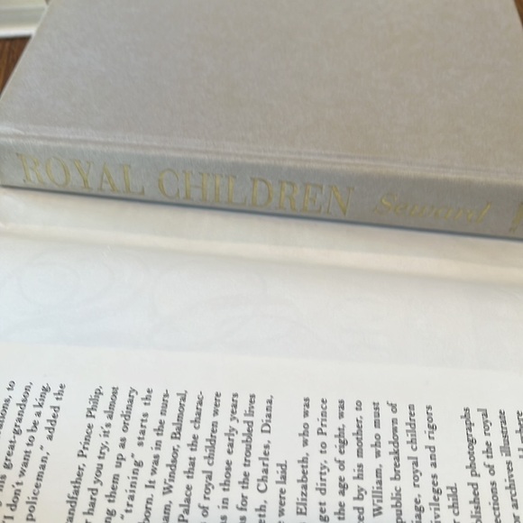 Rare hardcover “Royal Children” - Ingrid Seward and hardcover “William and Kate” - Picture 3 of 11
